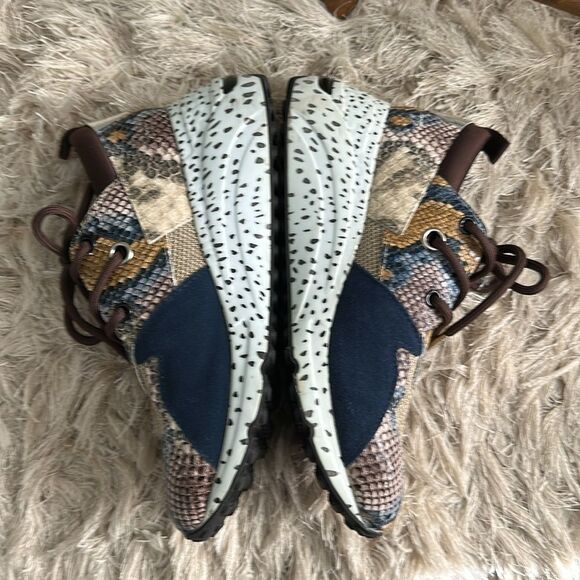 Steve Madden Cliff Round-Toe Lace Up Sneakers Multi Snake Pattern Size 7 M - Picture 3 of 17